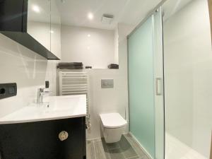 ein Bad mit einem WC, einem Waschbecken und einer Dusche in der Unterkunft El Piso - Los Boliches Full Renovated Apartment in Fuengirola