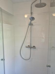 EwijkにあるFamily home, large garden, playground kids, firepit, terraces, sleeps max 7 and 1 babycot, kids playroom insideの浴室のシャワーヘッド付きシャワー +44枚の写真