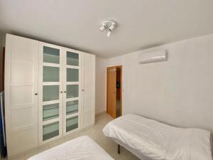 - une chambre blanche avec un lit et un placard dans l'établissement Best Place in the Historical City Center of Malaga, à Malaga