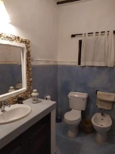 瓦塔穆Twiga House Resort [ Piscina ☆☆☆☆☆ ] Pearl Beach的浴室里有马桶、洗手池和镜子。