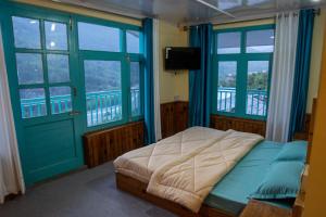 Rúm í herbergi á The Vagabond Manali