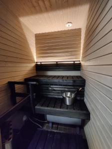 una piccola sauna con una ciotola al centro di Jäkälätie Apartments by Hiekka Booking a Kalajoki