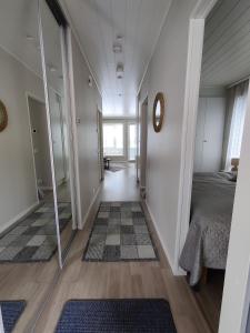 un corridoio di una camera da letto con letto e specchio di Jäkälätie Apartments by Hiekka Booking a Kalajoki