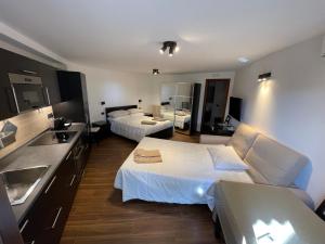 Ліжко або ліжка в номері John Sea Suites