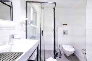 Koupelna v ubytování Barin Hotel