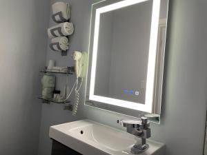 W łazience znajduje się umywalka z lustrem i telefon. w obiekcie Twin Peaks Hotel w mieście San Francisco