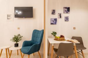 TV a/nebo společenská místnost v ubytování Esperides Studios