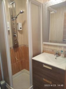 y baño con ducha y lavamanos. en apartamento melide, en Melide