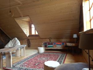 a room with a bench and a rug in a cabin at Horpyna in Krempna