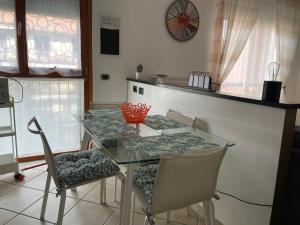 comedor con mesa de cristal y sillas en Casti - Appartamento MM3 Comasina en Milán