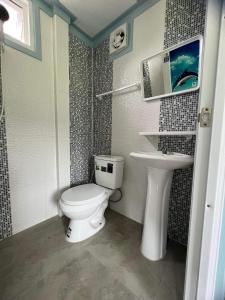 een badkamer met een toilet en een wastafel bij ภูผาม่านห่มดาวแคมป์ in Ban Huai Hai