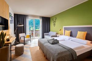 Rúm í herbergi á ever grün KAPRUN inkl Zell am See-Kaprun Sommerkarte