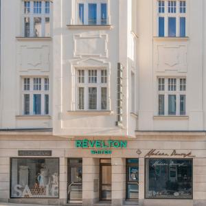 een gevel van een gebouw met aevolutiewinkels bij Revelton Suites Karlovy Vary in Karlsbad