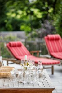 a table with glasses and bottles of wine on it at Villa Rosen der Villa Liechtenstein in Altaussee