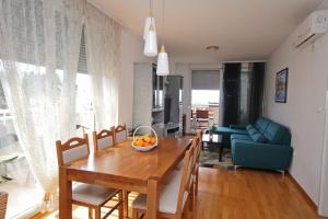 jadalnia i salon ze stołem i krzesłami w obiekcie Apartment Marinovic w Makarskiej