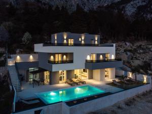 En udsigt til poolen hos New! Villa BAMM with heated 36sqm pool, 5 en-suite bedrooms and panoramic sea views eller i nærheden