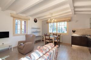 a living room with a couch and a table at Agriturismo Ca' Verde - il giardino narrante in Fiorenzuola di Focara