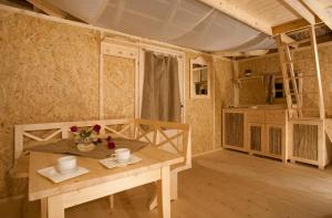 Zimmer mit einem Holztisch und einer Küche in der Unterkunft Pirate Bay - Terme Čatež in Čatež ob Savi
