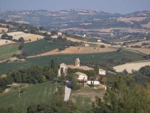 una vista aerea di un campo verde con una chiesa di Casa Ventura ad Arcevia