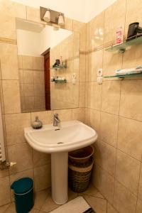 bagno con lavandino e specchio di ELITE CENTER APARTMAN a Szeged