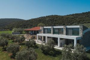 an aerial view of a house with a hill in the background at Casa Del Olivar in Develíkia