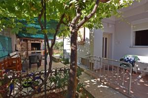 Vonkajšia záhrada v ubytovaní Apartment Meri- near the Zadar main bus station