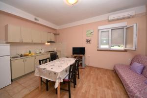 cocina y sala de estar con mesa y sofá en Apartment Meri- near the Zadar main bus station en Zadar