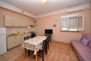 Kuchyňa alebo kuchynka v ubytovaní Apartment Meri- near the Zadar main bus station