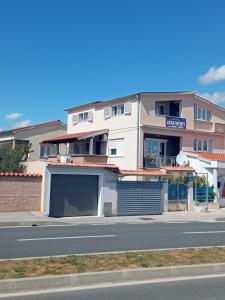 un edificio al lado de la carretera en Apartment Meri- near the Zadar main bus station en Zadar