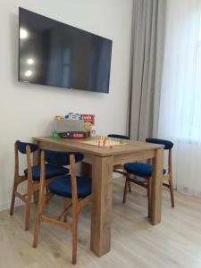 Telewizja i/lub zestaw kina domowego w obiekcie Apartament FANABERIA Lądek Zdrój