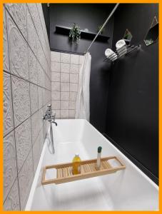 baño con lavabo y dispensador de jabón en Gîtes du petit familistère Landrecies, en Guise
