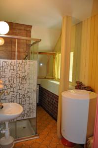 een badkamer met een douche, een toilet en een wastafel bij R&B Vendégház in Balatonakarattya