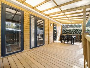 Camping 4 étoiles Les Fougères的阳台或露台