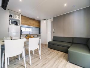 Camping 4 étoiles Les Fougères的厨房或小厨房