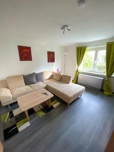 ein Wohnzimmer mit einem Sofa und einem Couchtisch in der Unterkunft Ferienwohnung zum Pinguin 3 in Wiednitz