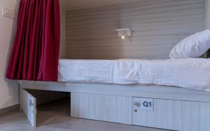 Llit o llits en una habitació de The Rose Hostel