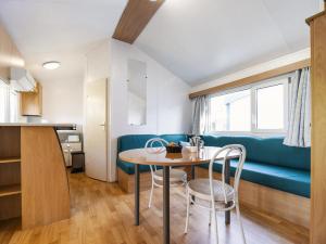 Camping 4 étoiles Les Fougères的厨房或小厨房