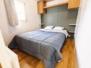 Camping 4 étoiles Les Fougères客房内的一张或多张床位