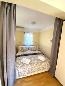 um quarto com uma cama com duas almofadas em Apartman Lucija em Gradići
