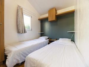 Camping 4 étoiles Les Fougères客房内的一张或多张床位