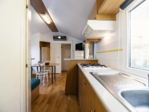 Camping 4 étoiles Les Fougères的厨房或小厨房