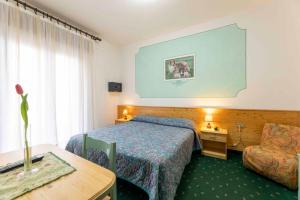 A bed or beds in a room at Hotel Castel Mani