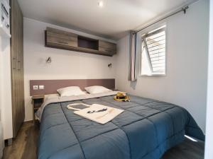 Camping 4 étoiles Les Fougères客房内的一张或多张床位