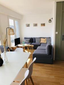 Posezení v ubytování Appartement C 2 chambres très lumineux