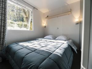 Camping 4 étoiles Les Fougères客房内的一张或多张床位