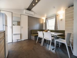 Camping 4 étoiles Les Fougères的厨房或小厨房