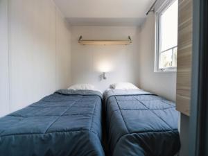 Camping 4 étoiles Les Fougères客房内的一张或多张床位