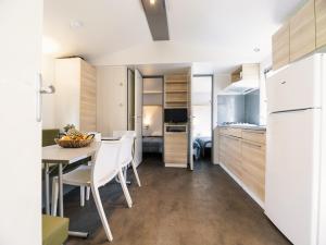 Camping 4 étoiles Les Fougères的厨房或小厨房