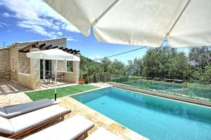 The swimming pool at or close to Villa Jacaranda by PosarelliVillas
