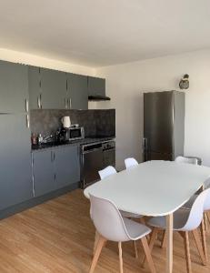 Kuchyň nebo kuchyňský kout v ubytování Appartement C 2 chambres très lumineux